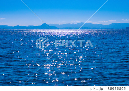 煌めく琵琶湖の水面 86956896