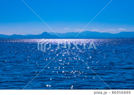煌めく琵琶湖の水面 86956899