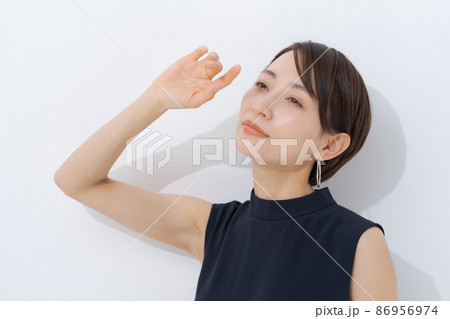 日差しを避ける30代女性 86956974