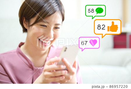 いいね!に喜ぶ女性イメージ いいね!に喜ぶ女性イメージ 86957220