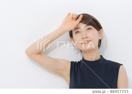 ノースリーブの女性 白背景 ノースリーブの女性 白背景 86957255