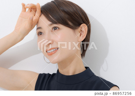 ノースリーブの女性 白背景 ノースリーブの女性 白背景 86957256