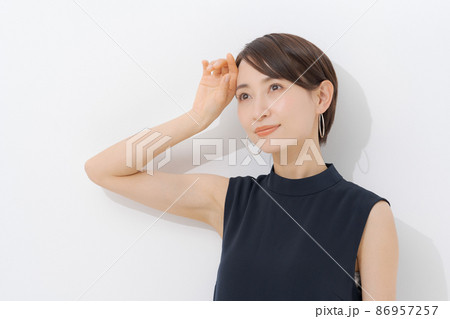 ノースリーブの女性　白背景 86957257