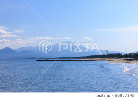 冬の大山と日本海 86957349