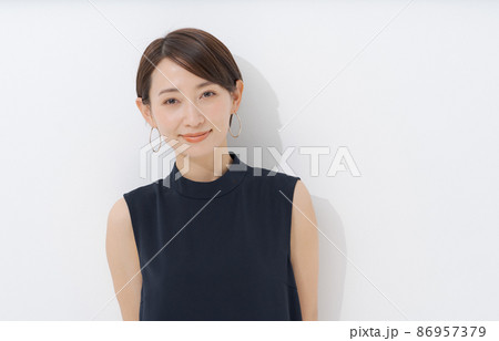 ショートカットのミドル女性 86957379