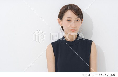 ショートカットの30代女性 86957380