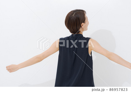 ノースリーブの女性　白背景 86957823