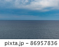 空と海の境界　水平線 86957836