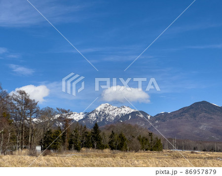 冬の八ヶ岳連峰を望む景色 86957879