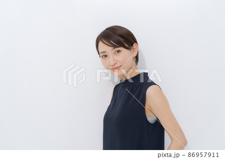 30代女性のポートレート 30代女性のポートレート 86957911