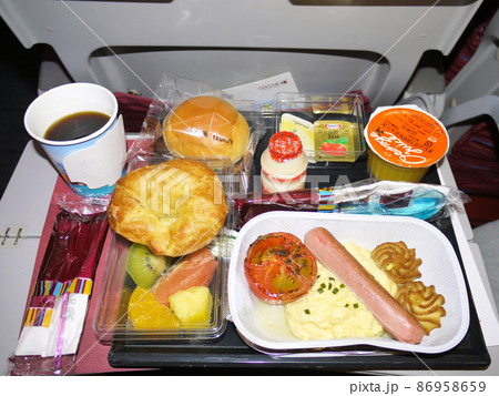 カタール航空　関西～ドーハ間エコノミークラスの機内食 86958659