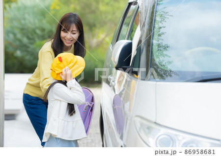 小学生　車　送り迎え　 86958681