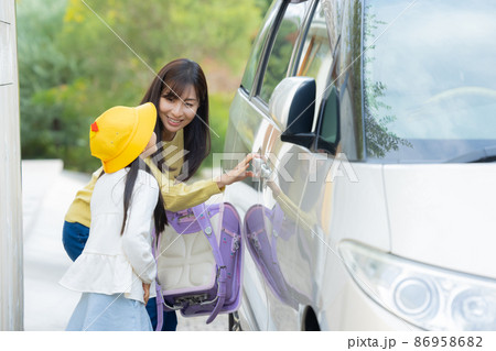 小学生　車　送り迎え　 86958682