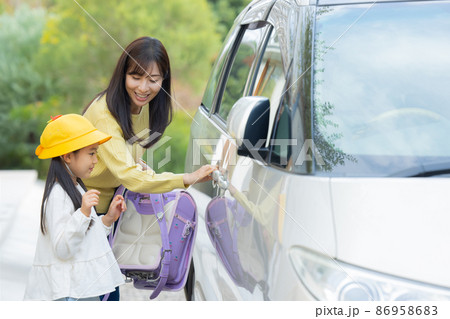 小学生　車　送り迎え　 86958683