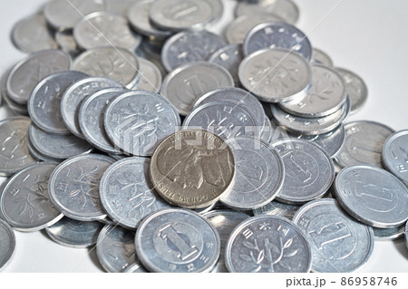 小銭入れに溜まった一円玉と外国の硬貨 小銭入れに溜まった一円玉と外国の硬貨 86958746