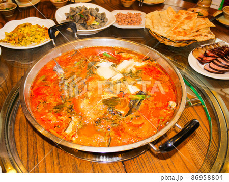 中国貴州省・ミャオ族の伝統料理　酸湯魚 86958804