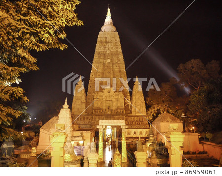 インド・ボードガヤー　ライトアップのマハーボーディー寺院 86959061