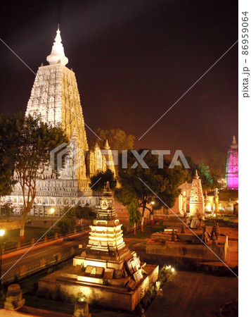 インド・ボードガヤー　ライトアップのマハーボーディー寺院 86959064