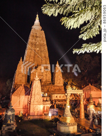 インド・ボードガヤー ライトアップのマハーボーディー寺院 インド・ボードガヤー ライトアップのマハーボーディー寺院 86959065