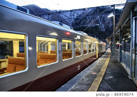 雪の南会津路を快走する…6050系 電車 雪の南会津路を快走する…6050系 電車 86959074