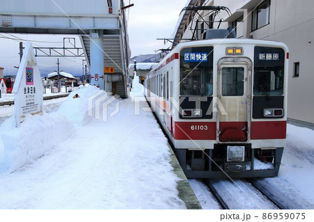雪の南会津路を快走する…6050系 電車 雪の南会津路を快走する…6050系 電車 86959075