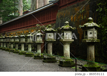 世界遺産 日光二荒山神社参道に並んだ灯籠	 世界遺産 日光二荒山神社参道に並んだ灯籠	 86959111