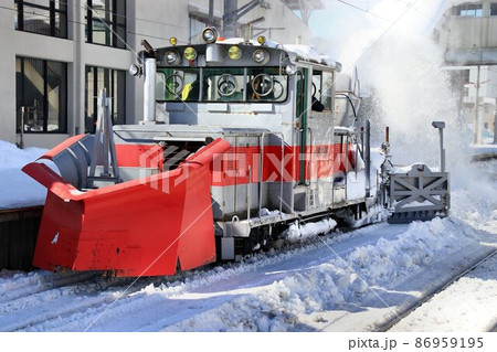 会津田島駅構内の除雪作業に励む『ラッセル車』 86959195