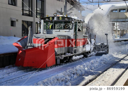 会津田島駅構内の除雪作業に励む『ラッセル車』 会津田島駅構内の除雪作業に励む『ラッセル車』 86959199