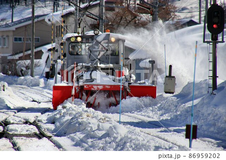 会津田島駅構内の除雪作業に励む『ラッセル車』 86959202