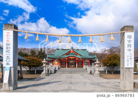 北海道苫小牧市、初春の樽前山神社本殿【4月】 86960783