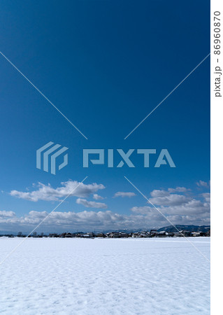 湖北の水田地帯の雪原 86960870