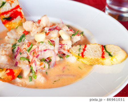 チリ・バルパライソのレストラン　魚介のセビーチェ 86961031