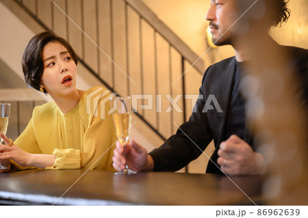 美人な女性をナンパしたり口説いてる様子…だけど失敗に終わりそう 86962639
