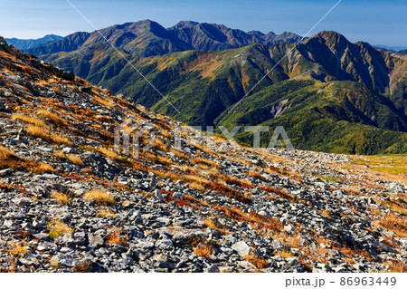 秋色の南アルプス・間ノ岳から見る塩見岳・荒川岳・赤石岳 秋色の南アルプス・間ノ岳から見る塩見岳・荒川岳・赤石岳 86963449