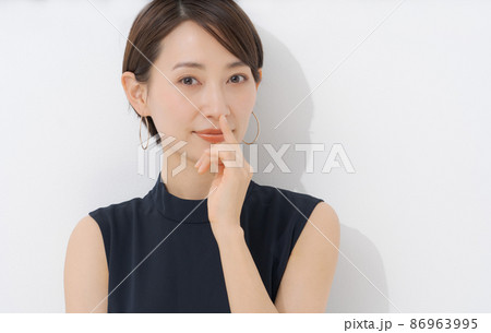 ショートカットの30代女性 86963995