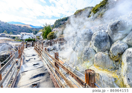 冬の明礬地獄　大分県別府市 86964155