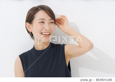 ノースリーブの女性 白背景 ノースリーブの女性 白背景 86964186