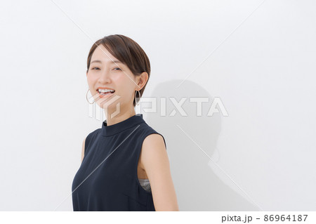 ノースリーブの女性　白背景 86964187