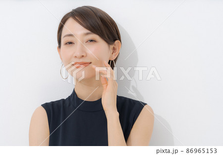 ノースリーブの女性　白背景 86965153