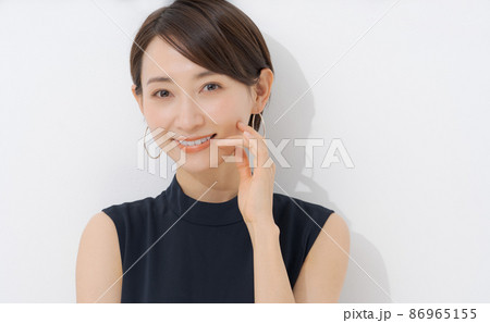 ノースリーブの女性　白背景 86965155