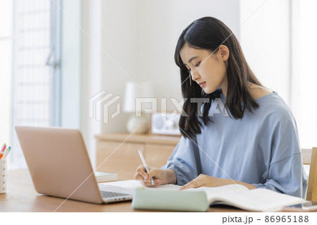 パソコンを見ながら勉強をする女の子 高校生 中学生 86965188
