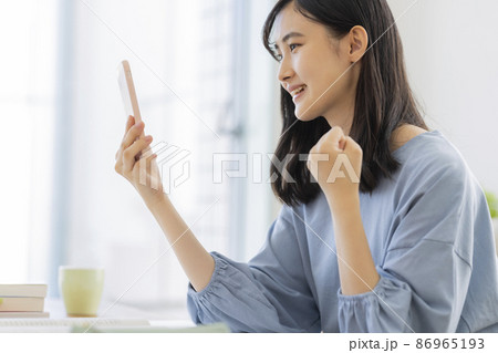 スマホを見ながら勉強をする女の子 高校生 中学生 スマホを見ながら勉強をする女の子 高校生 中学生 86965193