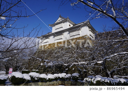 岡山県津山市にあるさくら名所100選のひとつ「鶴山公園（津山城趾）」：雪の備中櫓 86965494