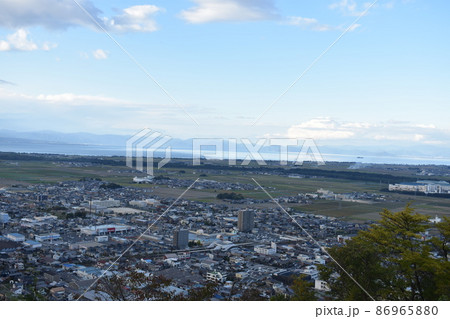 秋の猪子山から望む琵琶湖と街並み 86965880
