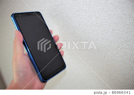 スマホ 片手 女性 スマートホン スマホ 片手 女性 スマートホン 86966341