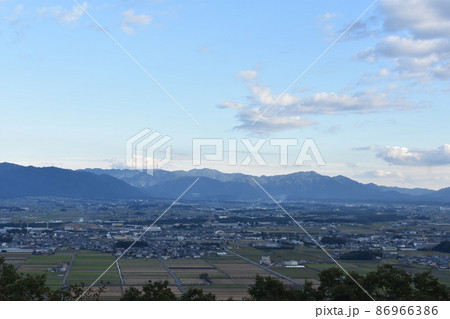 秋の猪子山から望む街並みと白雲と青空 86966386
