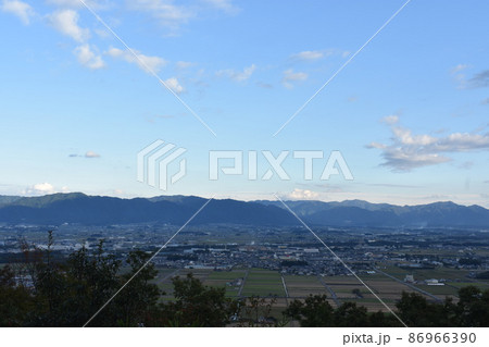 秋の猪子山から望む街並みと白雲と青空 秋の猪子山から望む街並みと白雲と青空 86966390