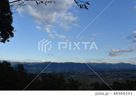 秋の猪子山から望む街並みと白雲と青空 86966391