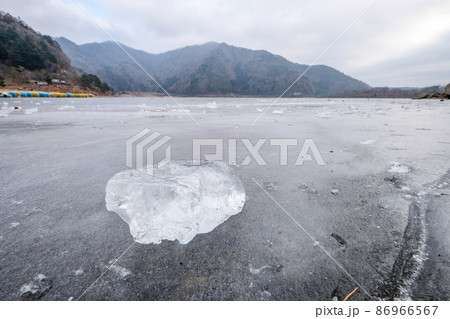 凍結した山梨県精進湖と氷塊 86966567