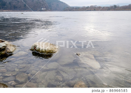 凍結した山梨県精進湖 凍結した山梨県精進湖 86966585